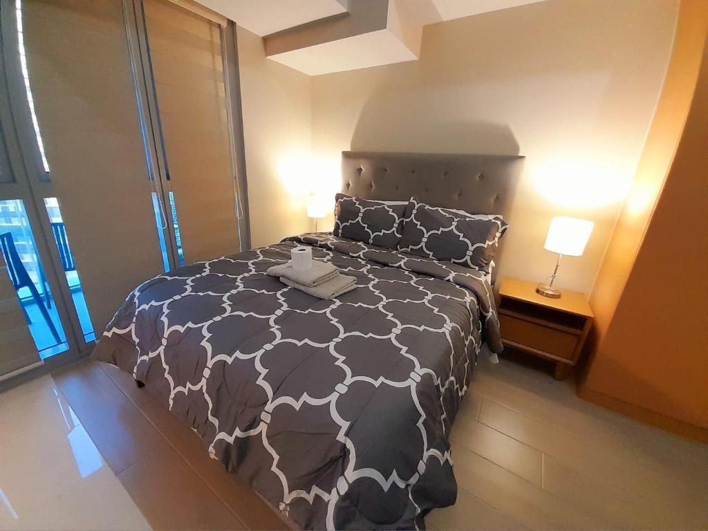 1 br Uptown BGC condo with balcony