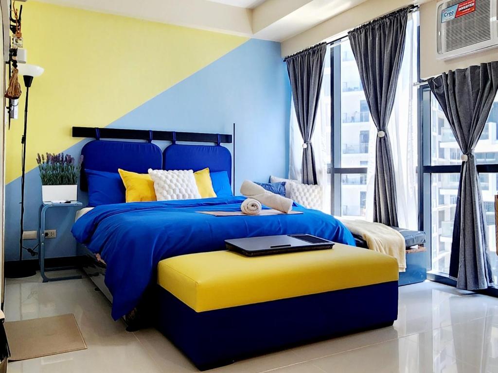 New BGC Cozy Vibrant unit minutes Walk to Grand Canal Mall Free Parking with Pool and Gym