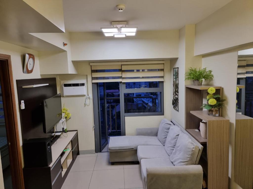 1BR Condo with Balcony at Horizons 101