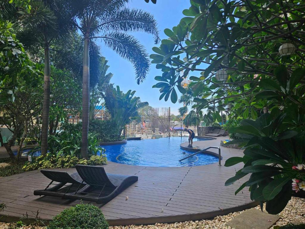 1Br QC Furnished Condo FREE Pool Access, FAST WIFI