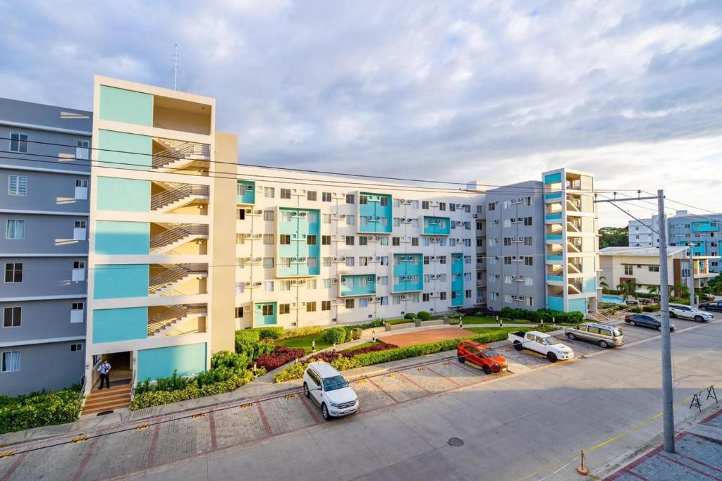 2-Bedroom Condo (1 queen bed setup) with Parking
