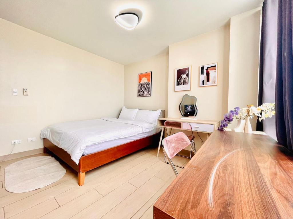 1 Queen Bed & 2 double beds at One Uptown Residences with XBOX and Netflix