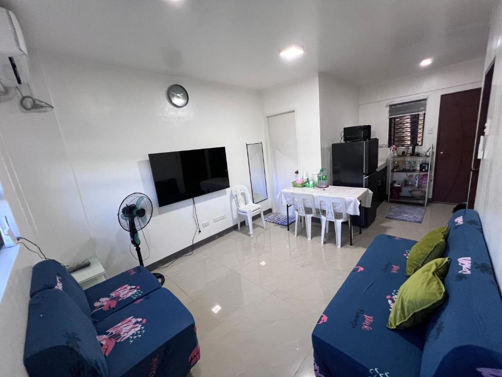 2BR Ground Level Entire Condo Central Aircon Sleeps 4