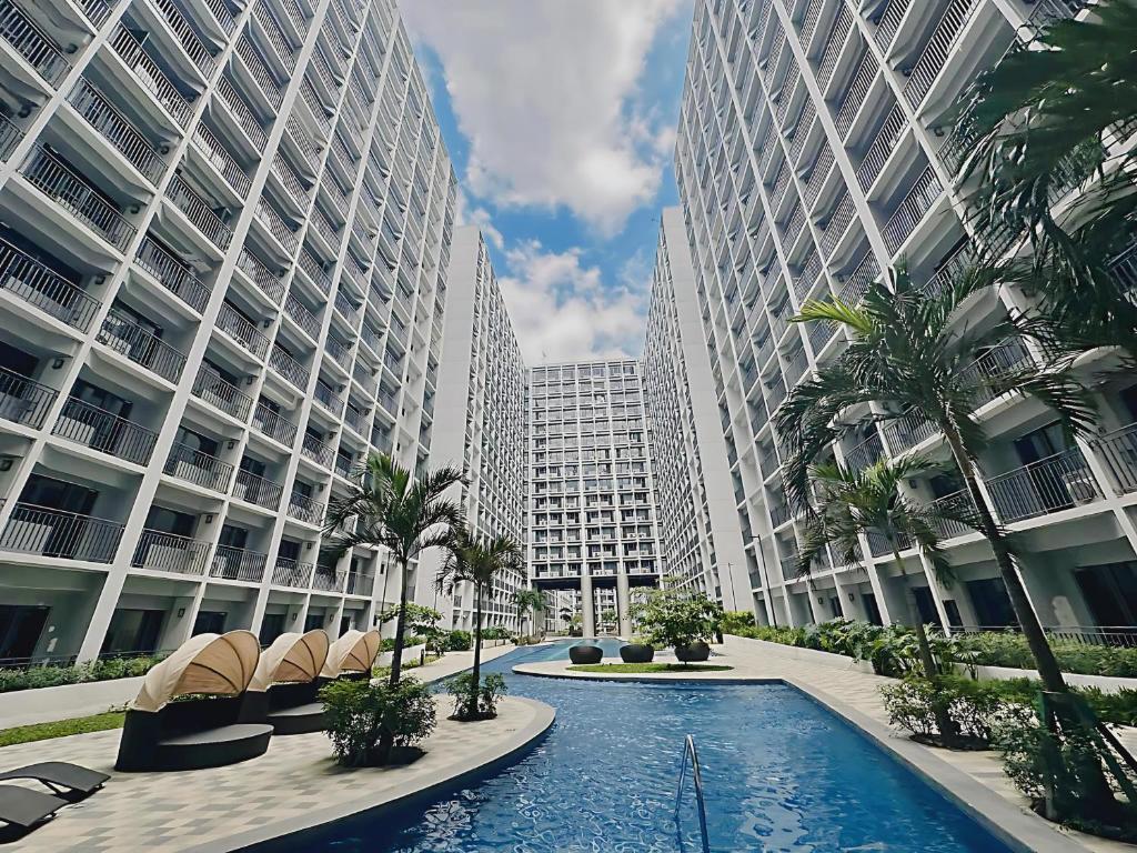 3 Condos*8 Beds*3 bathrooms*3 Kitchens*4 Pools*@ Shore2 MOA