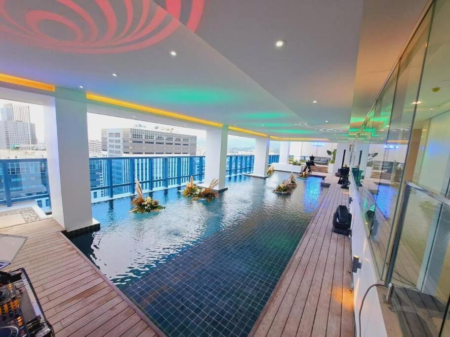 38 Park Ave studio with gym, pool, fiber wifi