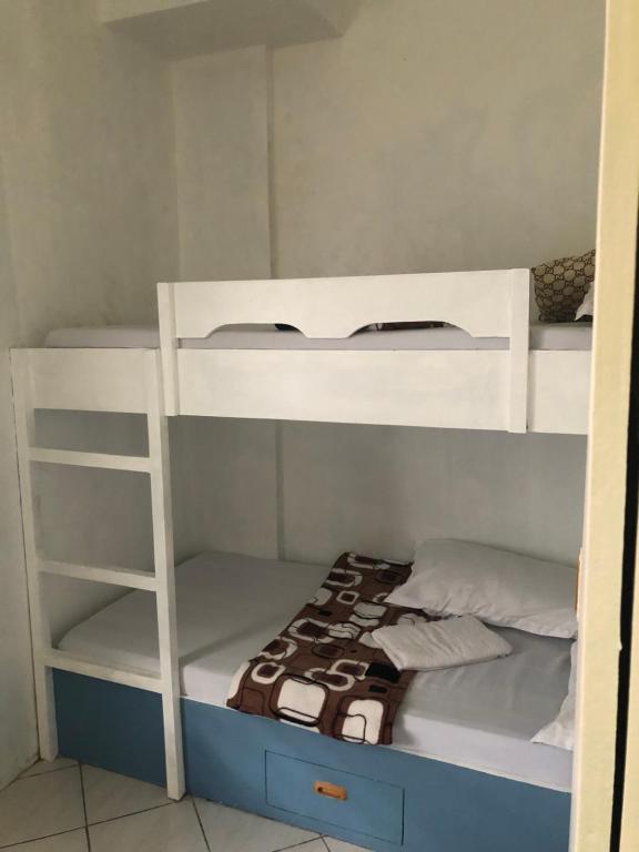 3BR 70sqm Free internet, Penthouse unit in Ermita, Manila near US Embassy