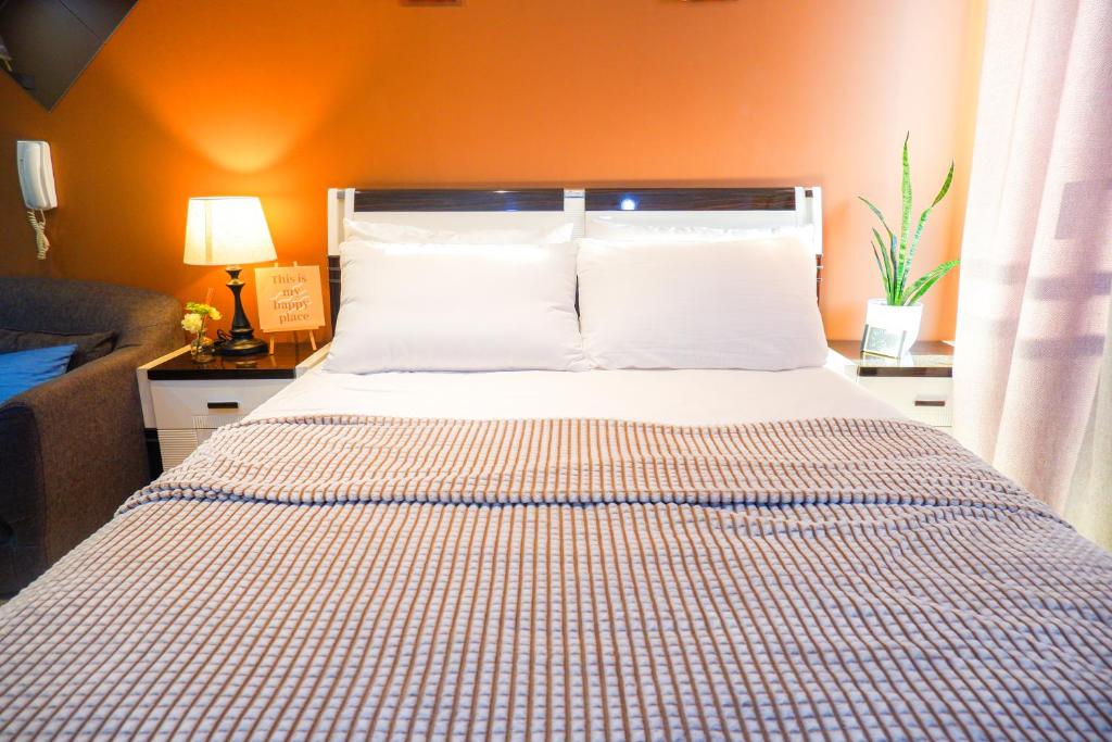 Studio in Makati - Fast WiFi, Big Balcony, Pool and Gym Access