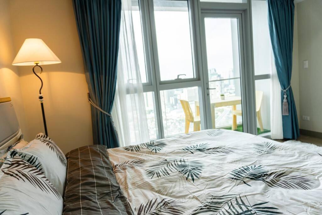 A2J Luxury 3BR Uptown Balcony BGC Suite Near Mall