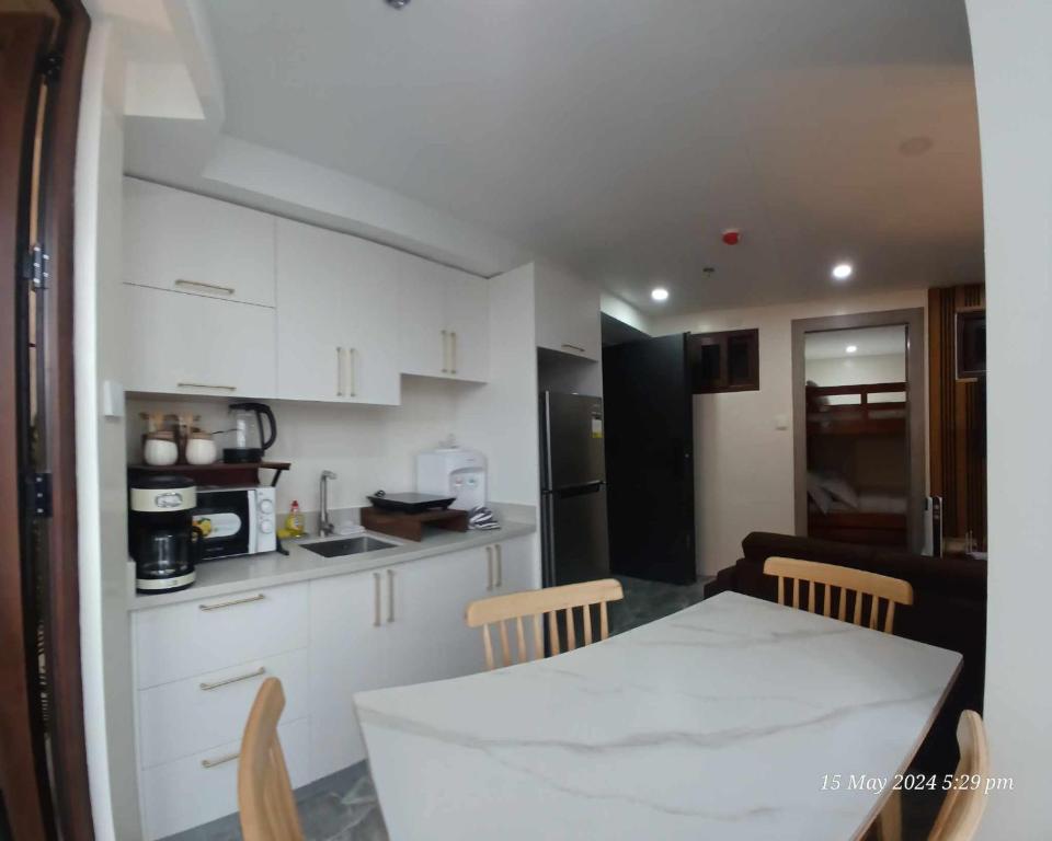 Modern 1Bedroom Condo,with heated Roofdeck pool by Mist and Pine