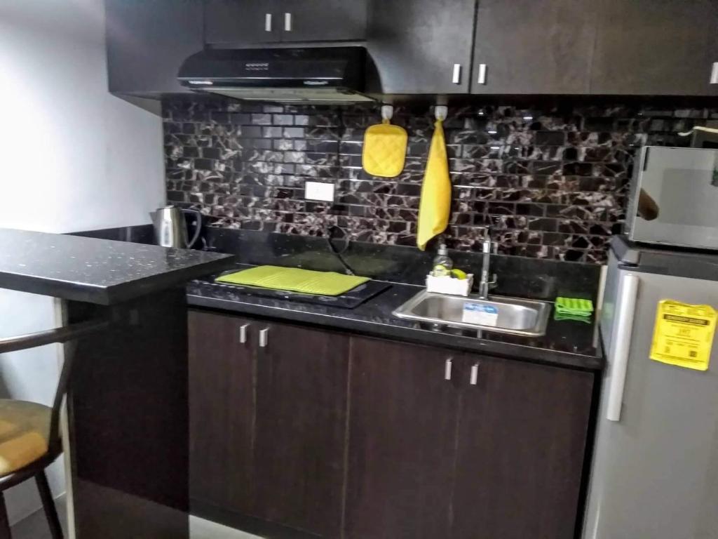 ADB Tower 1 bedroom with fast wifi and Netflix at Ortigas across Robinson's Galleria