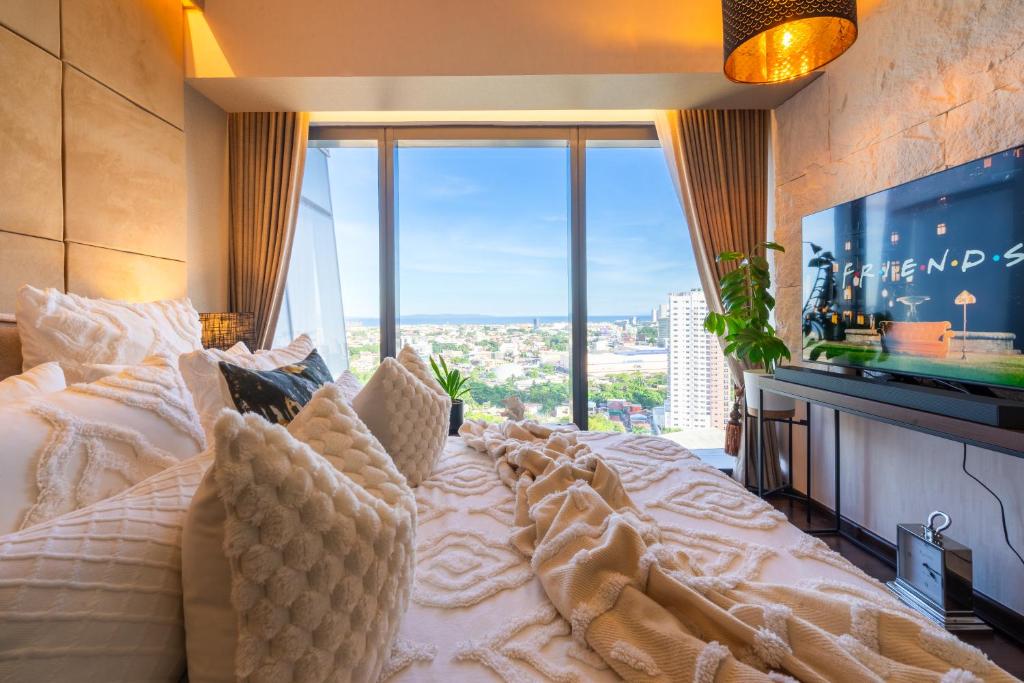 Glamorous Luxury 2 Bedroom Apartment in Aeon Towers I Panoramic Views I Free Wi-fi, Gym and Pool I by Bleuspace