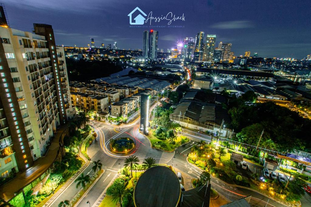 Aussie Shack - 2BR Modern Condo with Skyline View