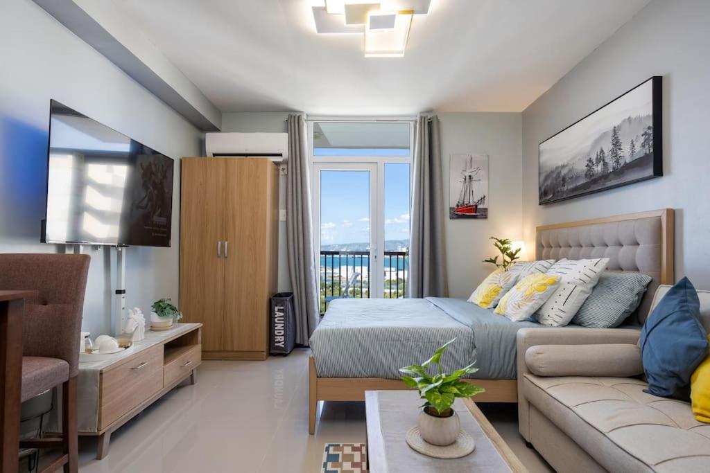Azure Haven - Near Airport - Hot Shower - Cozy with Balcony 16th Flr unit 1623 bldg 102