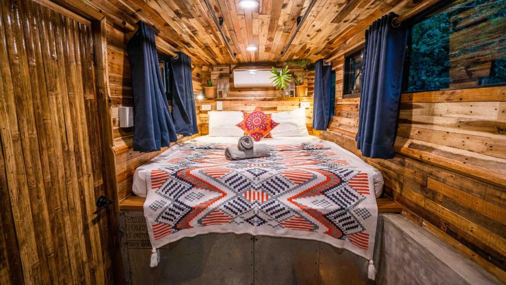 Barya Lang Villa- Native villa with jeepney room