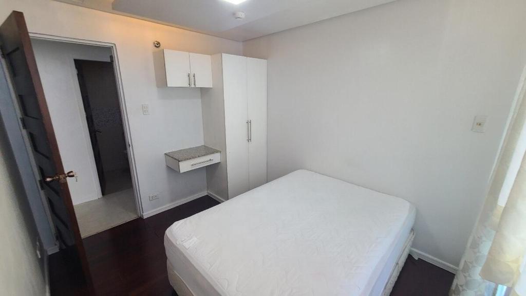 Central BGC - Spacious Modern 2 bedrooms 2 bathrooms with Balcony