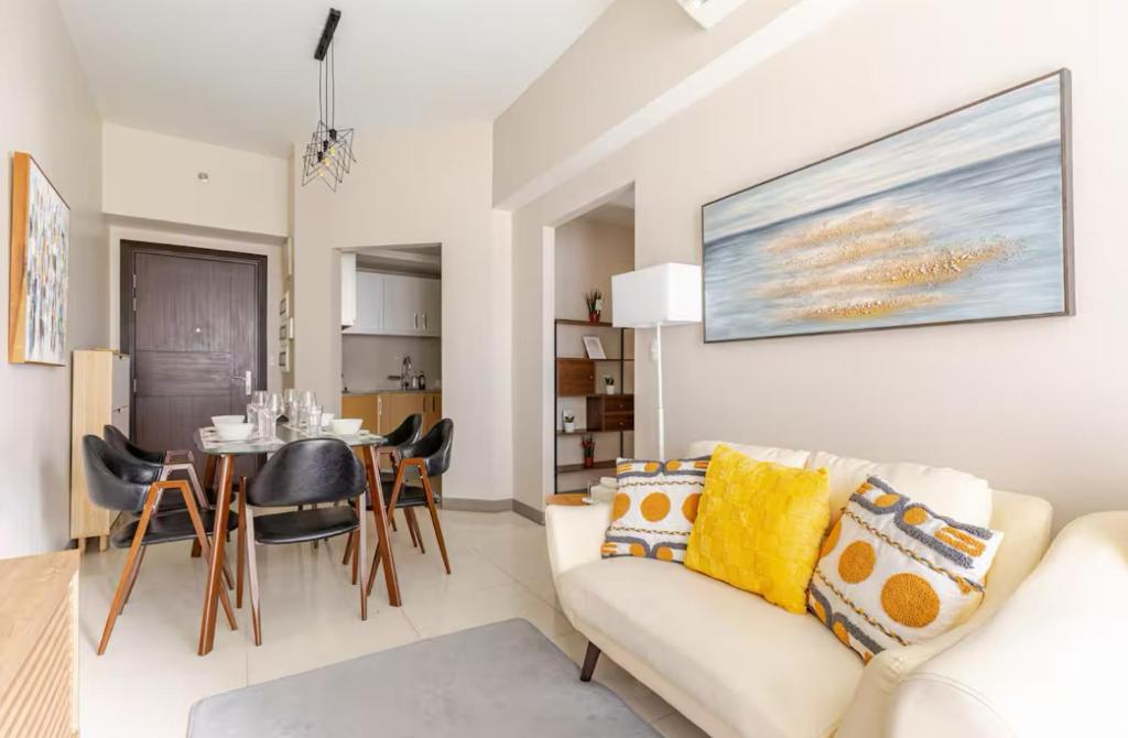 BGC Taguig Uptown 3BR corner unit with pool view, bath tub, wifi, beside Landers BGC