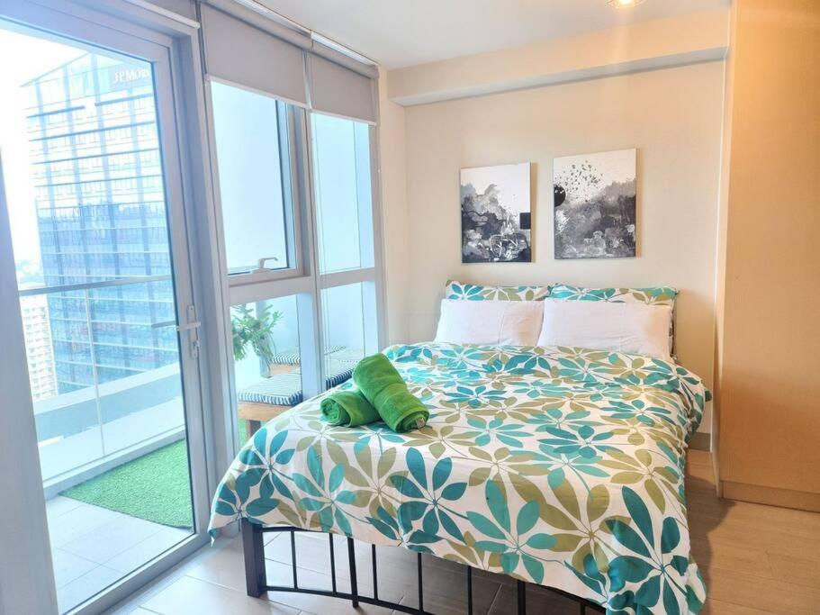 BGC Uptown Park Suites w/balcony City View 100mbps