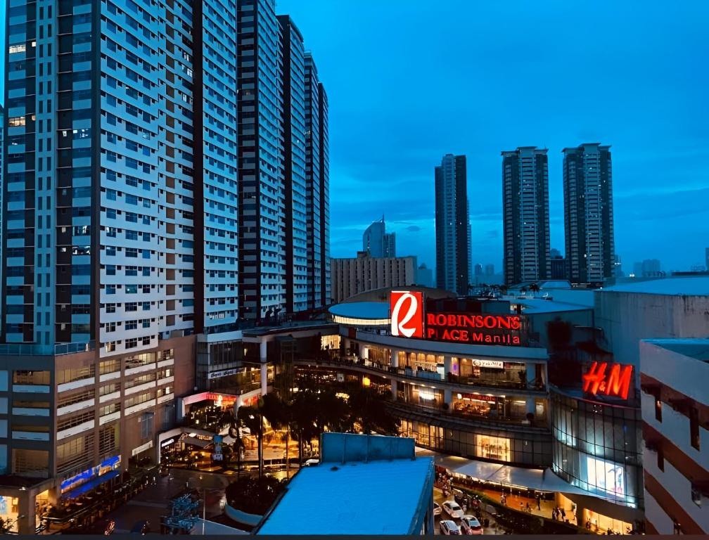 Studio Condo in Birch Tower Malate Manila - Infront of Mall