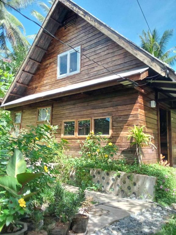 Bayawan Sunset Inn next to julsam and orange house