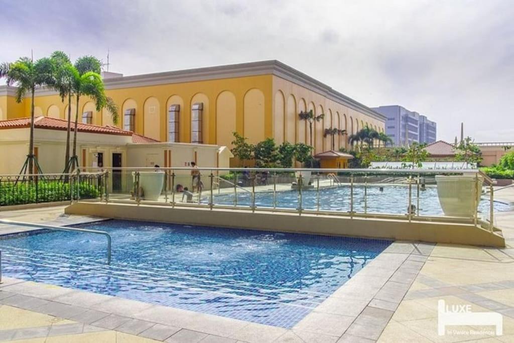 Luxury Bohemian Condo Venice Canal Mall & BGC Views