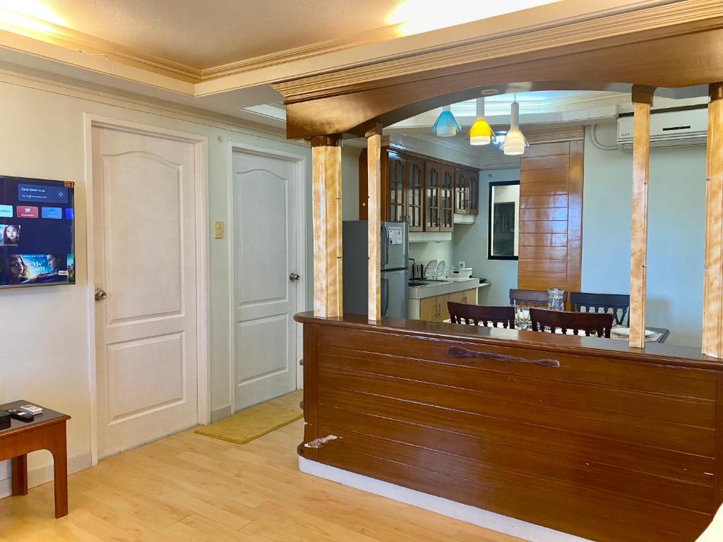 Budget Family 2BR Fast Wifi Free Pool beside SM Mall