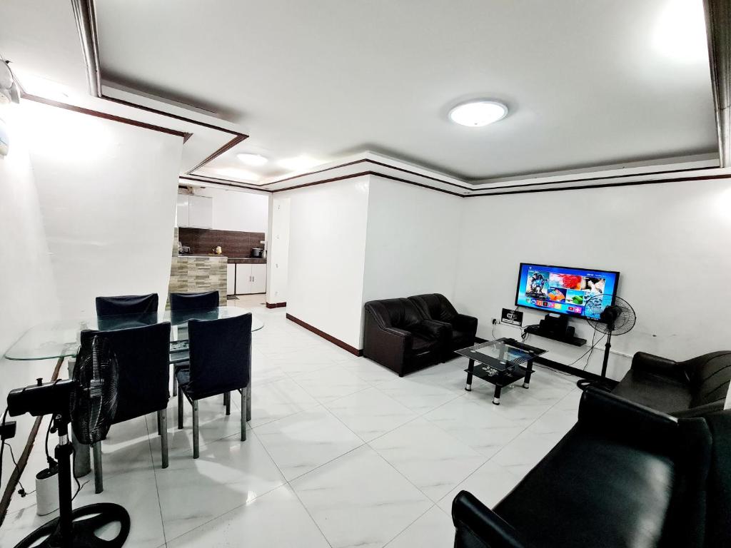 Calapan Transient House 3-BedRoom near MALLS L26