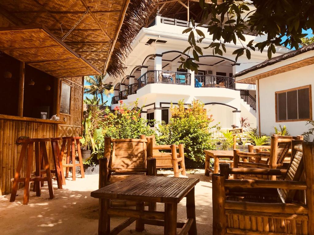 Everyday Sunday Hotel & Cafe