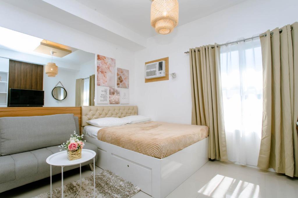 Cebu Staycation Minimalist Studio with Rooftop Pool and Netflix