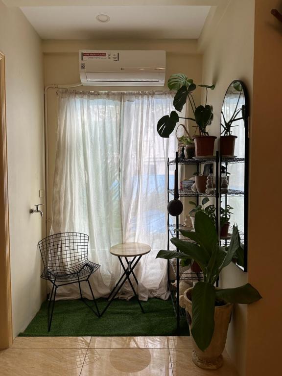 Centrally Located Affordable Apartment with Kitchen