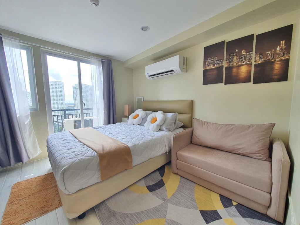 Budget Condo near Ayala Mall Cebu & IT Park - Sea and City View with Balcony