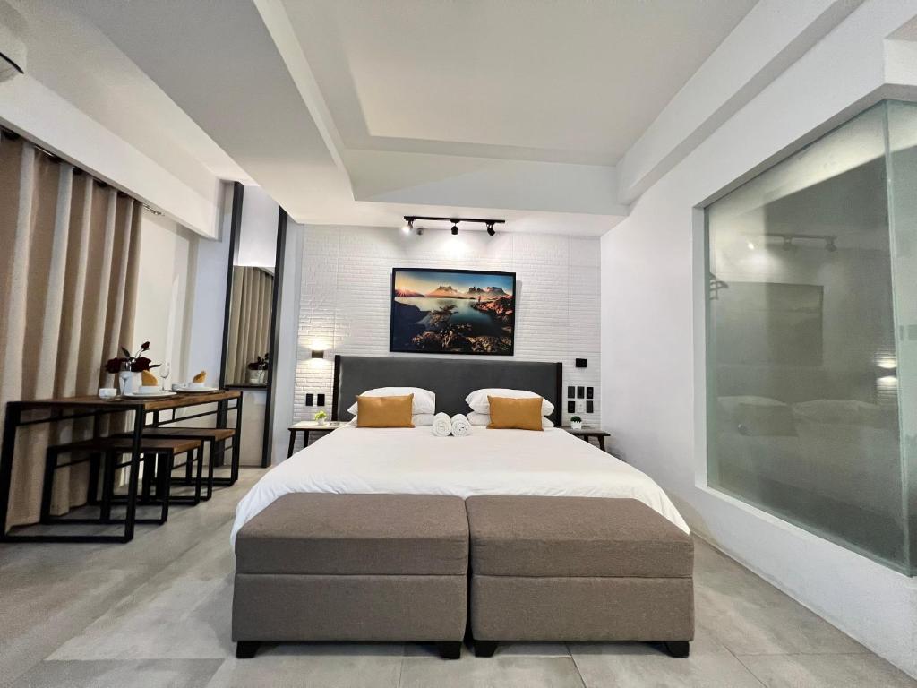 Comfty, Chic & Spacious Room with Parking & WiFi