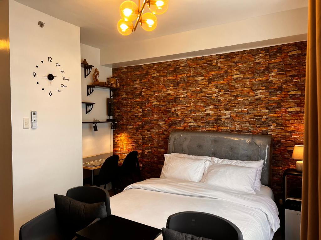 Comfy unit with fast wifi along Lacson St.