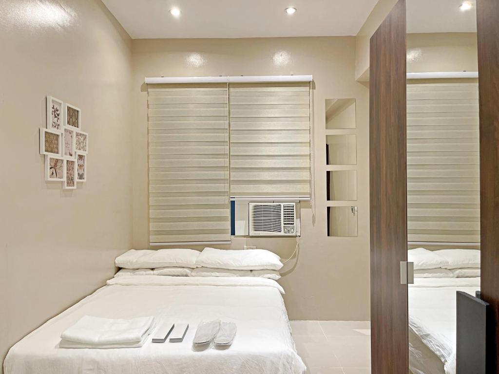Condo along Tomas Morato w/ WiFi SmartTV & Karaoke