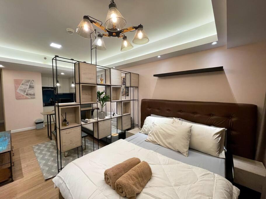 Contemporary Studio Unit at Abreeza with FREE parking