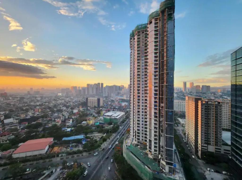 Cosy 1BR Uptown BGC with Balcony and Swimming Pool