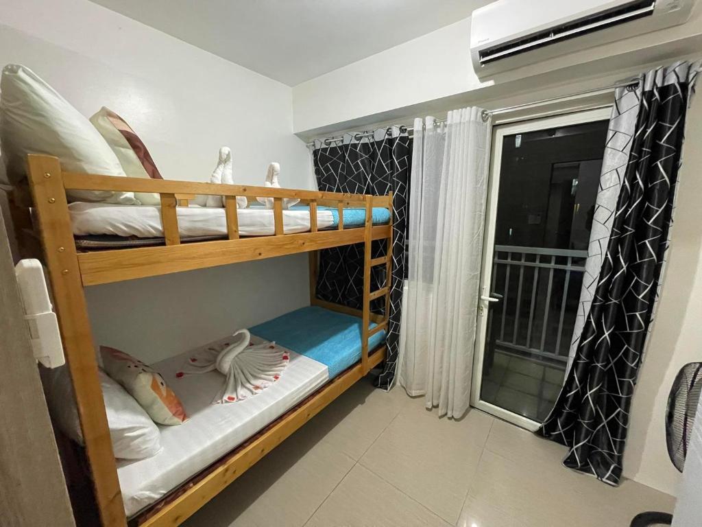 Shore Residences, Mall Of Asia Complex Stays by PBYY