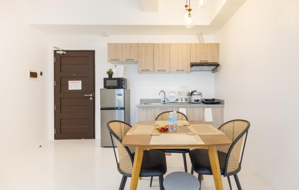 Cozy 1 Bedroom with Sunset View in Balcony