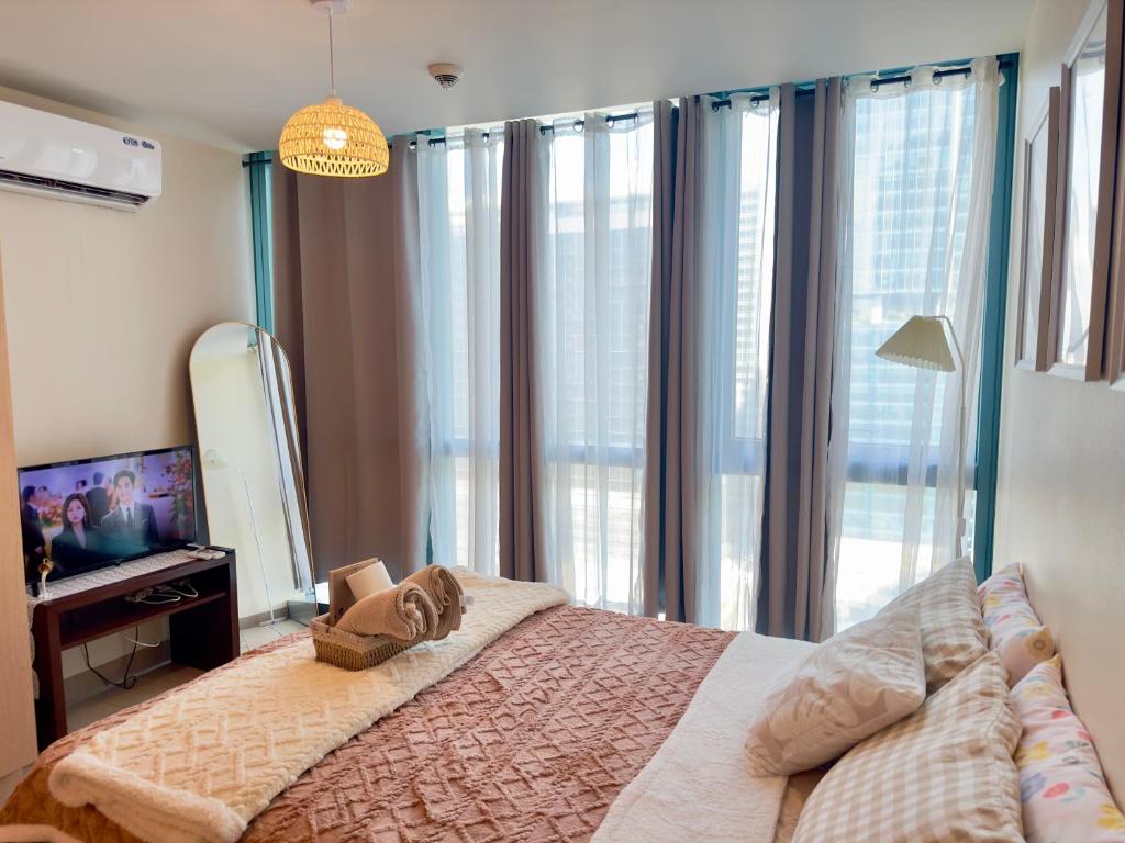 Cozy 1BR Condo with Uptown Mall View - BGC Zen Suite
