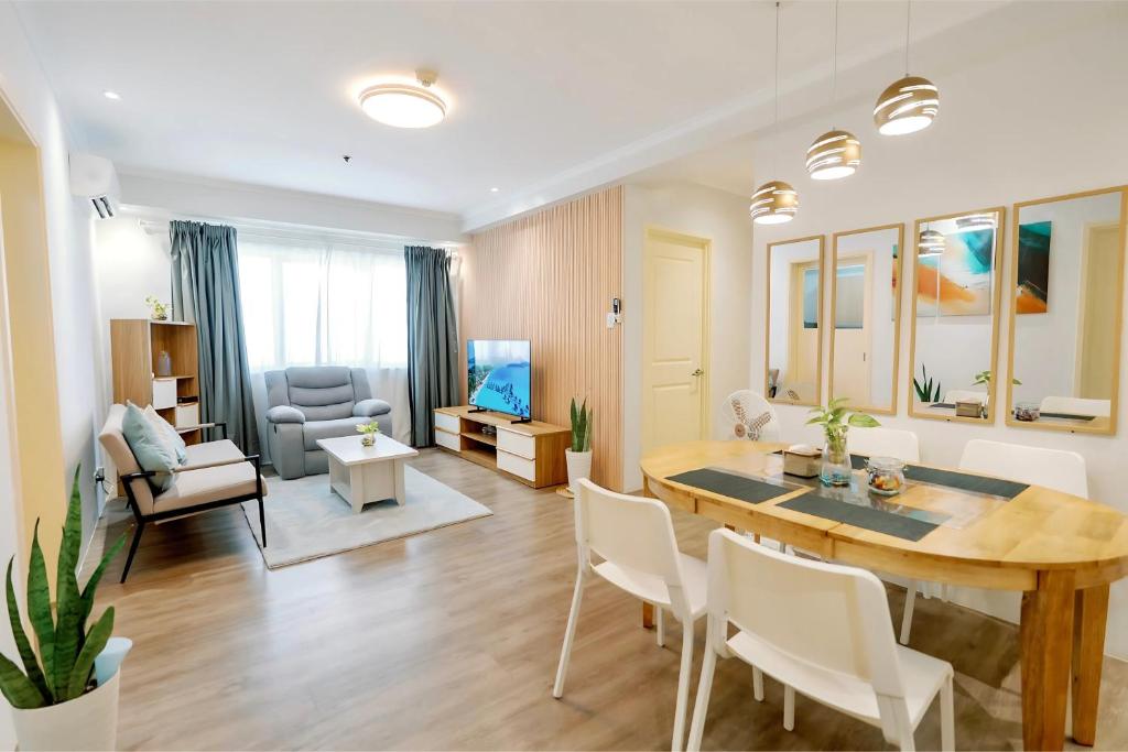 Cozy 2-Bedroom at South of Market SOMA BGC near SM Aura, Market! Market! & Bonifacio High Street