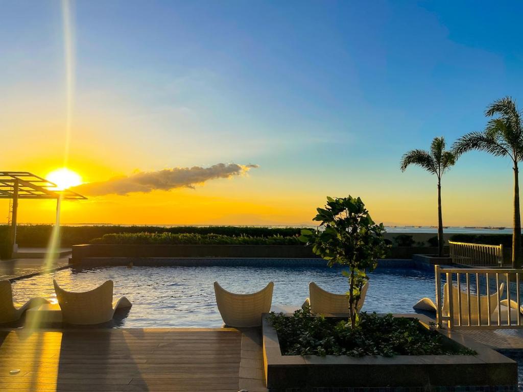 Cozy 2BR Suite near Airport & Okada, Infinity Pool