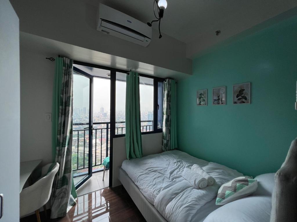 Cozy Condo Apartment in Makati / Manila with mall, restaurants, groceries, pool, netflix, disney+ and more