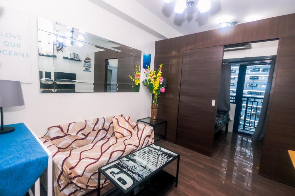 Cozy Crash Pad B Laughter friendly Makati 2271 Gym Swim Park 300