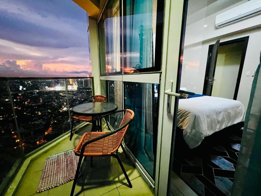 BGC Luxury Condo - Balcony, Pool, Wi-Fi, City View - Suite 34
