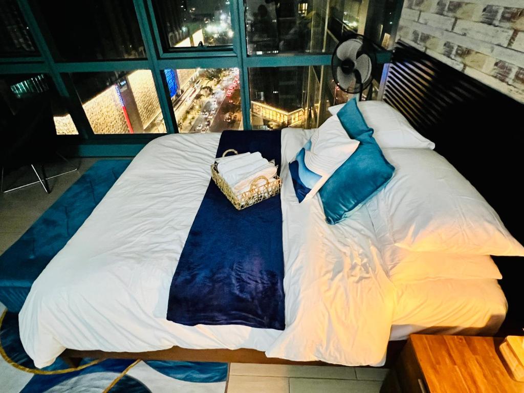 BGC Luxury Condo - Pool, Wi-Fi, City View - Suite 17