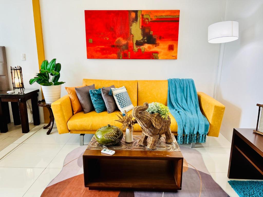 BGC Luxury Condo - Pool, Wi-Fi, City View - Suite 14