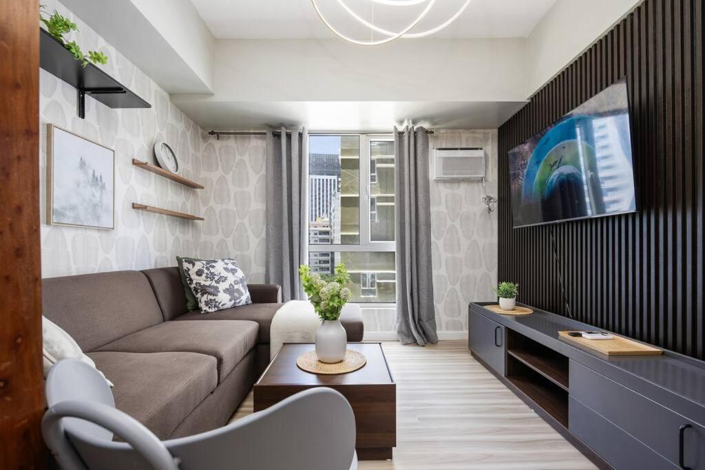 Furnished 1-Bedroom in Avida Towers Riala, Cebu IT Park with Fast WiFi, Netflix, Pool and More