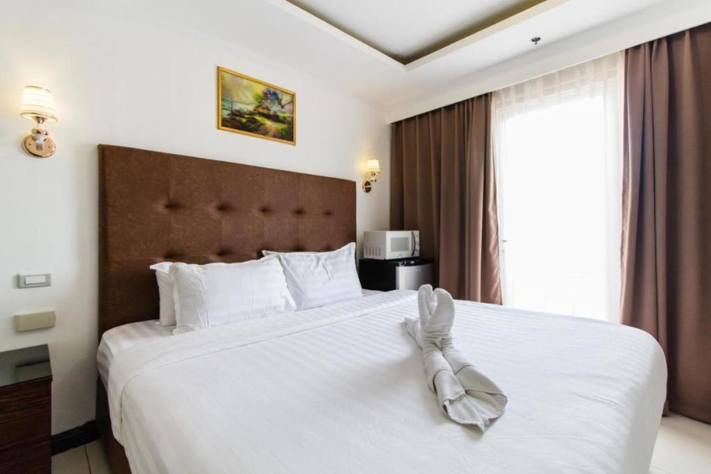 60 percent Off Deluxe Ocean View Rooms FREE Pool and FREE Sauna Access Included Perfect Location Near US Embassy, NAIA, Makati, BGC, Mall of Asia, and Chinatown Dont Miss Out Book Now and Save Updated Price 2025