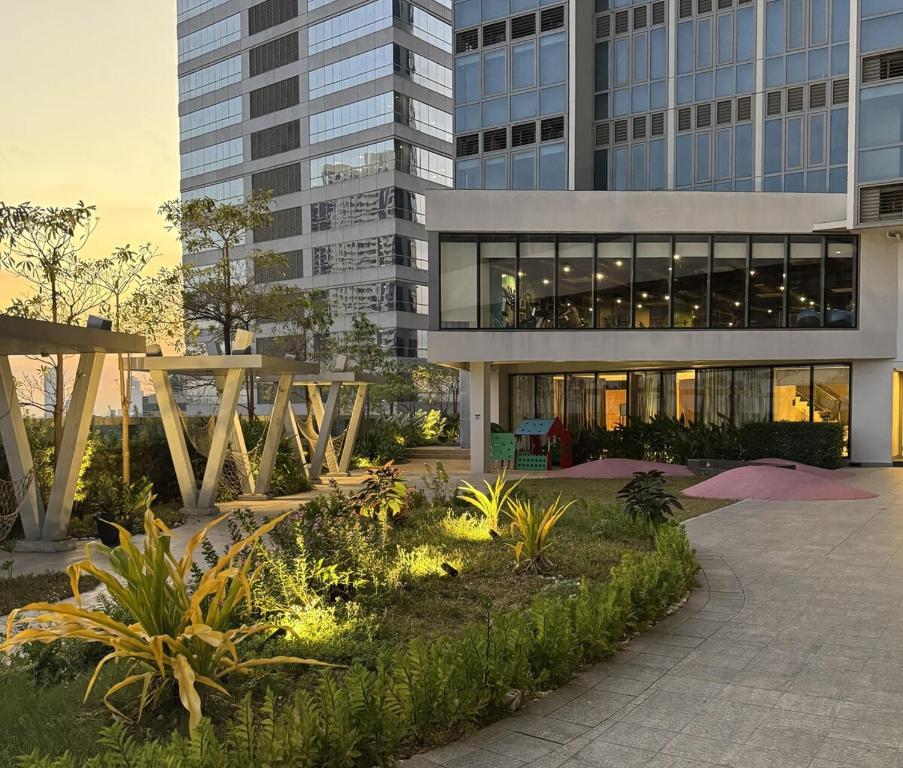 Elegant 1BR with Great View, Panoramic Pool Near Ortigas CBD - 24