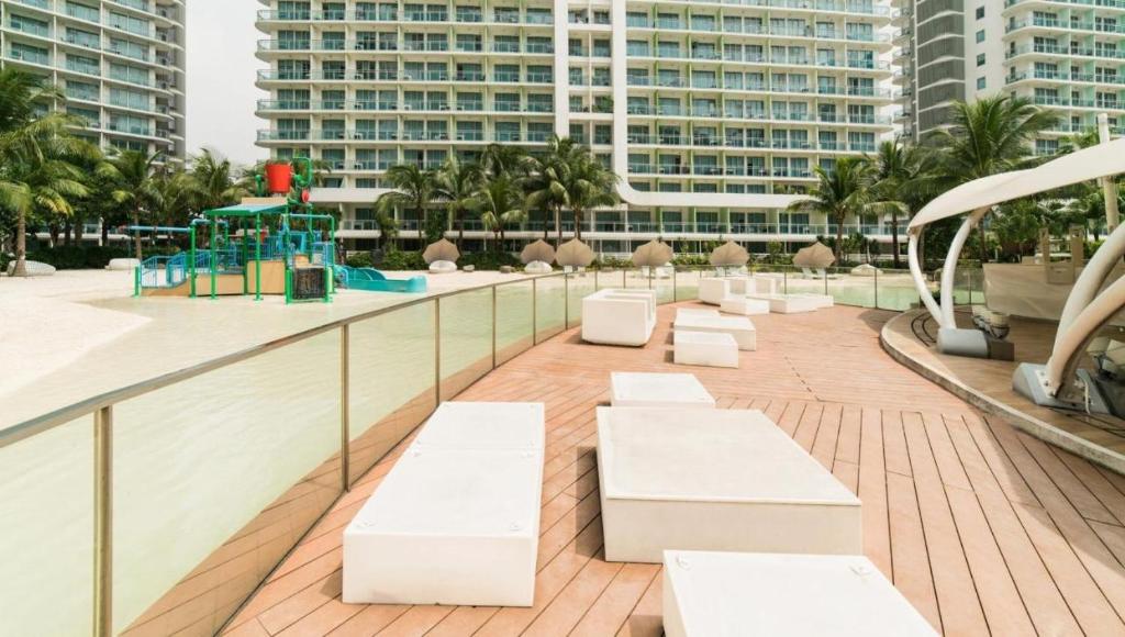Elegant 2BR Condo Maldives Tower - Azure Resort Residences near MOA, Airport, SM, Casinos