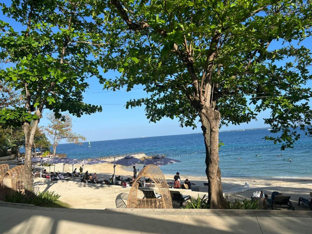 Exec 1BR One Manchester Place with pool, beach pass is P 350 pp